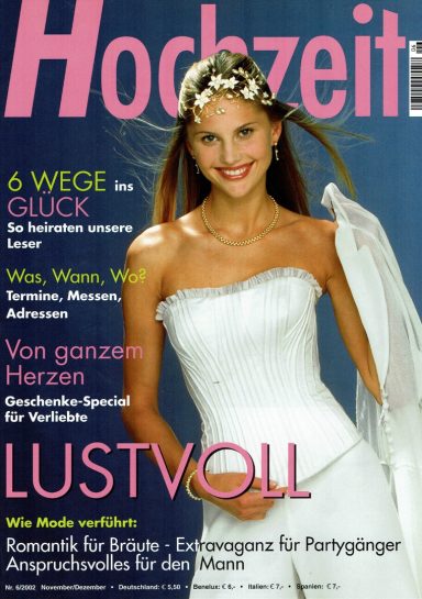 Titel der Hochzeitszeitschrift mit einer Frau in einem Brautkleid und romantischem Hintergrund.