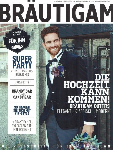 Ein gut gekleideter Bräutigam mit Anzug und Blumenboutonniere auf einem Hochzeitsmagazin.