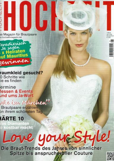 Braut in weißem Kleid mit Schleier auf dem Titelblatt eines Modemagazins.