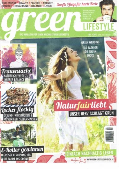 Frauenmagazin "green" mit fröhlicher Frau im Freien, umgeben von Natur und Lebensstil-Themen.