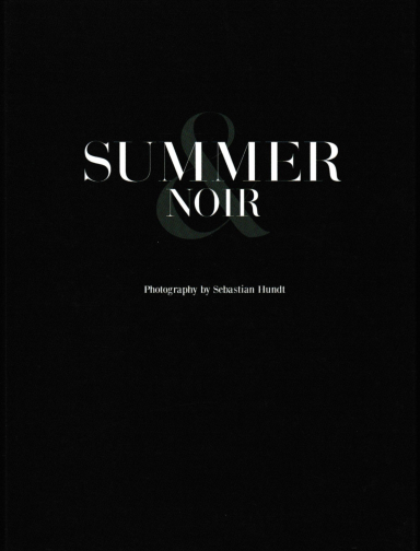 Text auf schwarzem Hintergrund: "SUMMER & NOIR" mit Fotografenangabe.