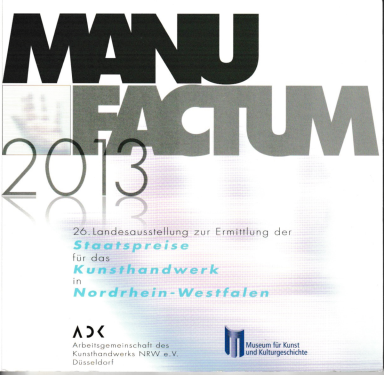 Plakat zur Landesausstellung „Manufaktum 2013“ über Kunsthandwerk in Nordrhein-Westfalen.