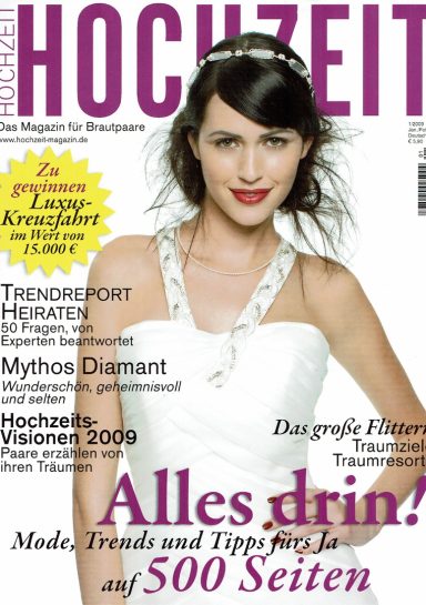 Frau in Hochzeitskleid auf dem Cover eines Hochzeitsmagazins mit Titel und Schriftzug.